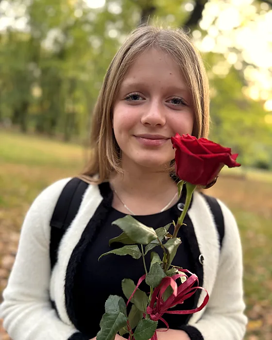 Hania z czerwoną różą w parku, w dniu występu